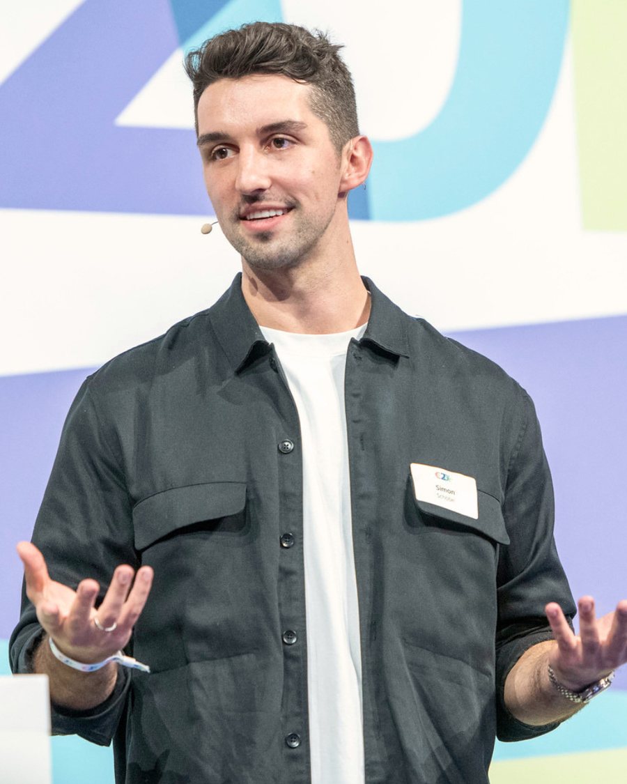 Simon Schöbel bei einer Keynote auf der Bühne